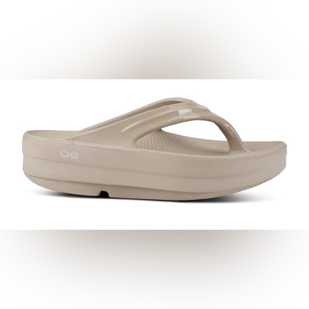 CROCS Tan Flip Flop Sandals - Picture 2 of 9